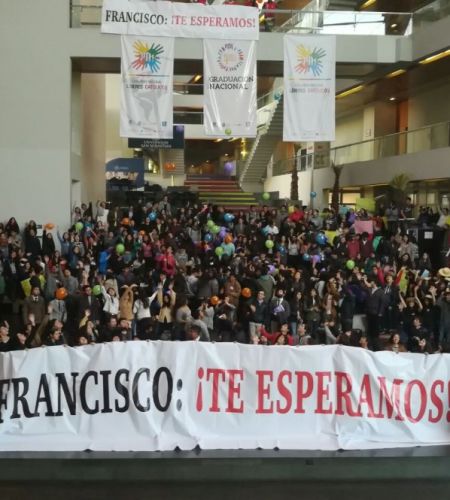 Jóvenes de la Academia de Líderes Católicos saludan al Papa